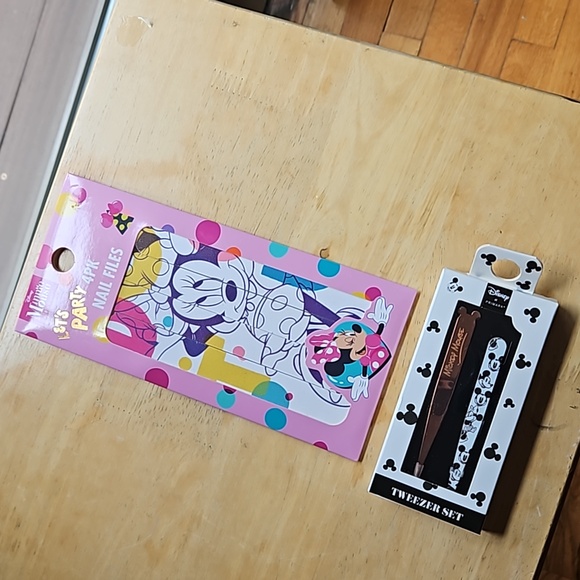 DISNEY MICKEY MOUSE TWEEZER AND MINNIE MOUSE NAIL FILES - Picture 12 of 12